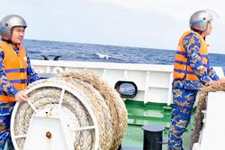 Cứu hộ tàu cá có 13 ngư dân gặp nạn trên biển