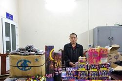 Hà Tĩnh: Bắt 4 đối tượng tàng trữ 100 kg pháo cùng vũ khí nóng