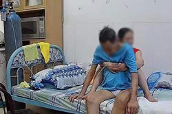 Nam người mẫu chia sẻ khoảnh khắc mẹ ôm chặt bố trước khi mất: Tình yêu trọn vẹn đến những phút cuối
