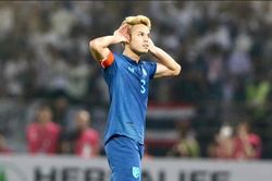 Theerathon khiêu khích HLV Park Hang Seo bằng kiểu ăn mừng giống Messi