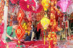 Thị trường đồ trang trí Tết 'hút' người mua