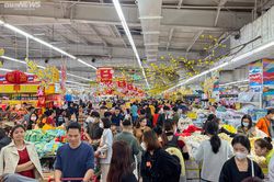 Hà Nội: Biển người đổ về siêu thị mua sắm Tết