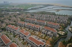 Bên trong đại đô thị với hàng trăm biệt thự trị giá chục tỷ, xa hoa tiện ích đủ cả nhưng lại hoang vắng chẳng một bóng người