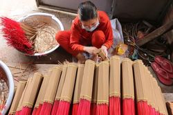Làng hương cổ tất bật vào vụ Tết