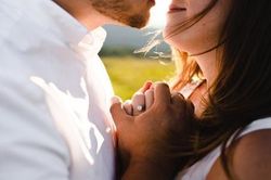 Quý bà và cái kết đắng cay sau cuộc tình mật ngọt với trai trẻ