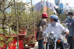 Tấp nập chợ hoa 'Trên bến dưới thuyền' tại TP Hồ Chí Minh