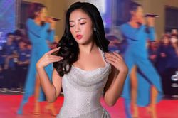 Diện váy xẻ cao nhưng lại nhảy quá sung, Văn Mai Hương khiến dân mạng lo sợ sự cố hớ hênh