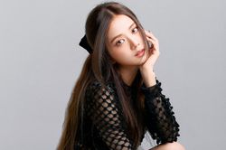 Bí quyết mặc đẹp như Jisoo (Blackpink) - Bậc thầy của những bản phối nữ tính