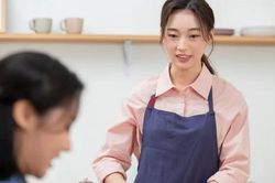 Choáng váng khi biết danh tính người trả lương cho giúp việc nhà tôi cả năm qua