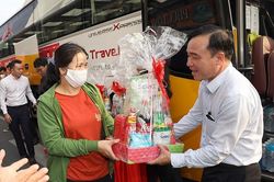 Saigon Co.op khởi hành 'Chuyến xe hạnh phúc' đưa người dân về quê đón Tết
