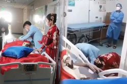 Bố bị hôn mê, chú rể dẫn vợ đến quỳ lạy hành lễ ngay tại bệnh viện gây xúc động