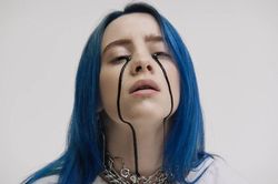 Billie Eilish cầu cứu