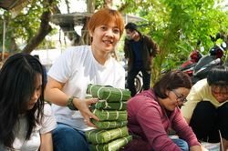 Những hình ảnh ấm áp nghĩa tình trong ngày cận Tết