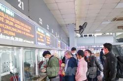 27 tháng Chạp, bến xe Hà Nội tăng nhiệt, nhộn nhịp khách về quê
