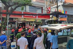 Nóng: Sập cửa hàng ở TP.HCM, ít nhất 1 người tử vong