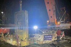 Sự cố bất ngờ khiến việc đưa thi thể bé trai rơi ống trụ bê tông lên chậm trễ
