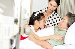 Nhìn chị dâu chăm sóc mẹ chồng mà mắt tôi đỏ hoe