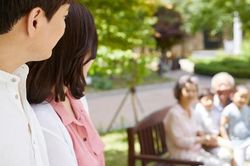Sau bữa cơm, nhìn mẹ chồng thở dài mà tôi chỉ biết coi như không thấy