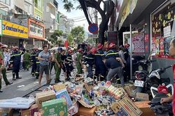 TP. Hồ Chí Minh: Sập cửa hàng tiện lợi 8 người thoát ra ngoài, 1 người tử vong