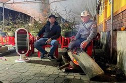 Quảng Bình: Tiểu thương dựng lều tạm, 'trắng đêm' canh hoa Tết