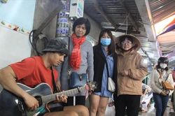 Chàng trai Nam Phi chơi đàn khắp chợ Việt Nam