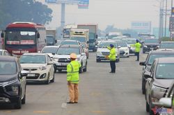Dòng xe rời Hà Nội ngày làm việc cuối năm, ùn ứ ở các cửa ngõ Thủ đô