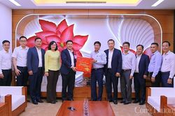 Bộ trưởng Bộ Công Thương Nguyễn Hồng Diên thăm, chúc Tết Trường Đại học Công nghiệp Thực phẩm TP. Hồ Chí Minh