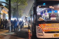 Chuyến xe nghĩa tình ngày cuối năm đưa công nhân Dệt May về quê đón Tết