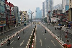 Đường phố Hà Nội vắng tanh ngày đầu nghỉ Tết