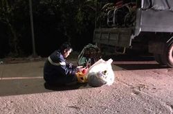 Đồng Tháp: Đã đưa được thi thể bé trai bị kẹt trong trụ bê tông lên mặt đất
