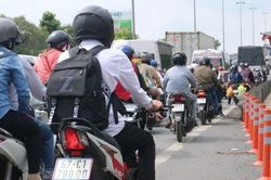 2 vụ tai nạn gây ùn tắc giao thông ở cầu Rạch Miễu