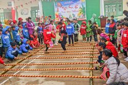 Thầy cô mang Tết về trường