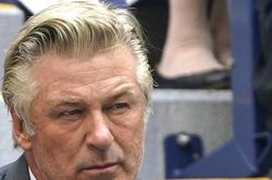 Alec Baldwin bị buộc tội ngộ sát vì gây chết người trên phim trường
