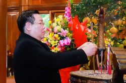 Đồng chí Vương Đình Huệ dâng hương tưởng niệm Chủ tịch Hồ Chí Minh