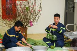 Cán bộ, chiến sĩ cảnh sát PCCC trổ tài gói bánh chưng đón Tết