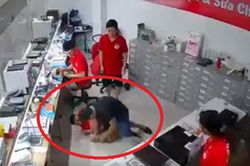 Xôn xao clip thông tin 'tố' chủ cửa hàng điện thoại ở Hà Nội hành hung nhân viên, ăn chặn tiền lương