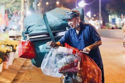 Không có nhà để về, người vô gia cư co ro trong đêm Sài Gòn ngày cận Tết