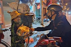 Nhóm bạn trẻ mang hương xuân đến người vô gia cư