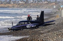 Máy bay hạ cánh khẩn cấp trên bãi biển California