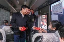 Bộ trưởng Bộ GTVT ra tận bến xe, bến tàu thăm hỏi, lì xì hành khách