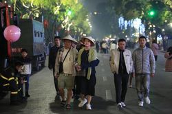 Người dân đổ về trung tâm TP Hà Nội đón giao thừa, xem bắn pháo hoa