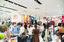 Vì sao người dân đổ xô tới Vincom mua sắm dịp cận Tết?