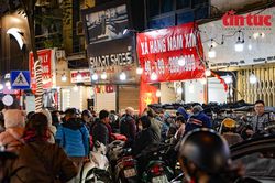 Người Hà Nội chen chân 'săn sale' thời trang trên phố cổ ngày cuối năm