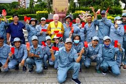 Chùa Liên Hoa tặng quà Tết đến các công nhân vệ sinh công ích