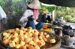 Chiếc khuôn bánh thuẫn của bà