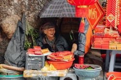 Trẻ con xưa ngóng lì xì, nhặt nhạnh từng đồng đóng học phí