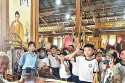 Ngày Tết của người họa sĩ 'thổi hồn' vào chữ Việt