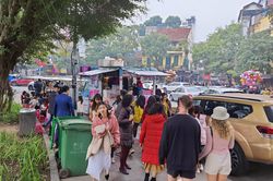 Ngày mùng 1 Tết, biển người đổ về Hồ Gươm