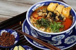 Đàn bà, đẹp hay không đẹp cũng đi ăn quà