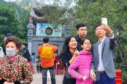 Người dân Hà Nội nô nức đi lễ tân xuân cầu an ngày mùng 1 Tết